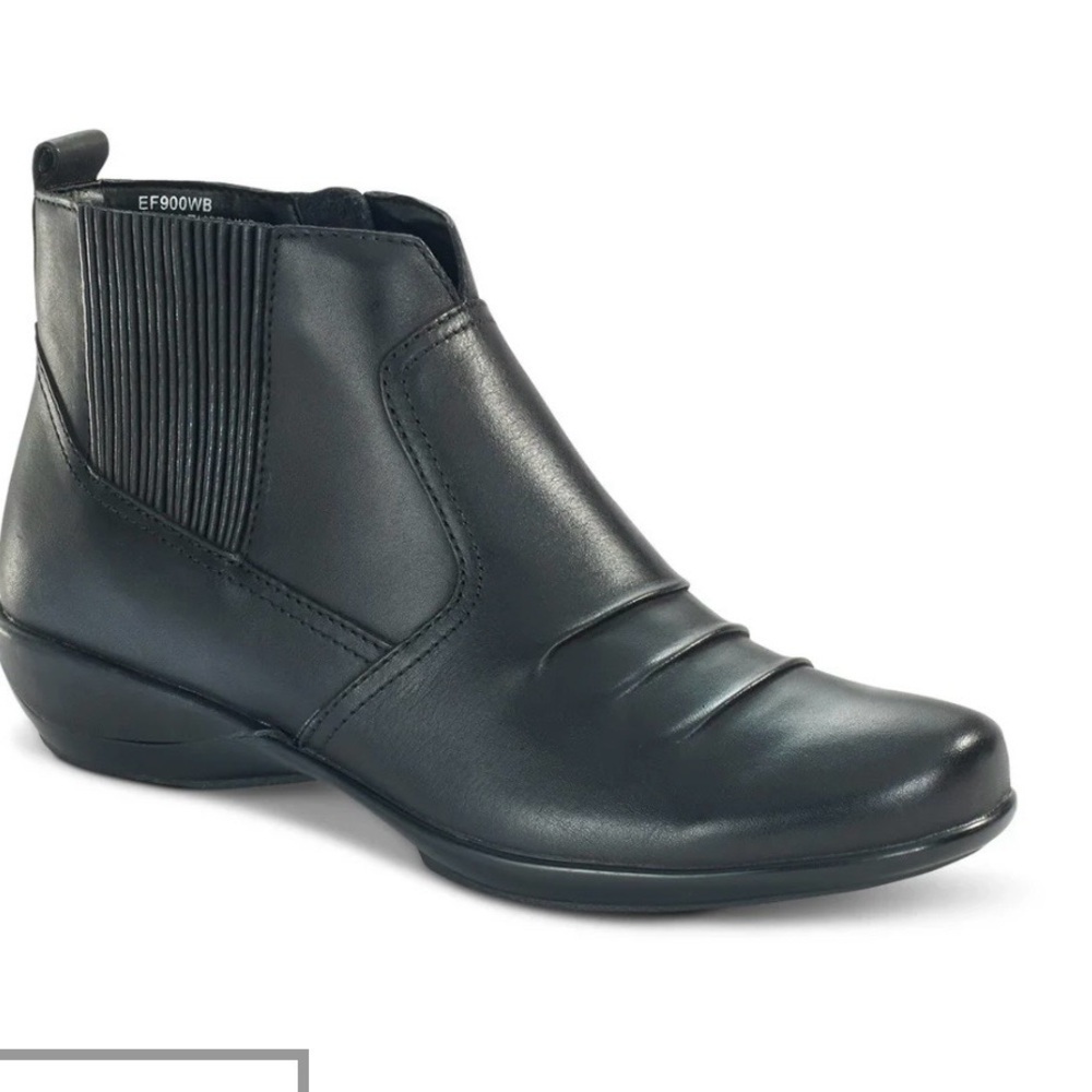 Aetrex Kailey Black leather side zipper bootie, size 6